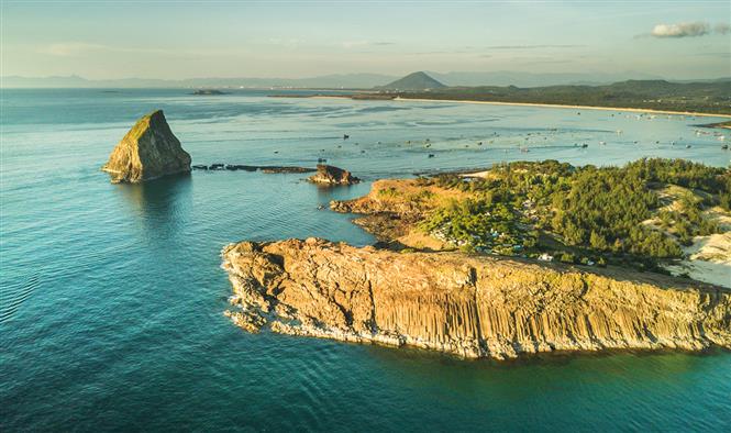 High contrast between golden islets and turquoise blue ocean at dawn at Yen islet (Photo: VNA