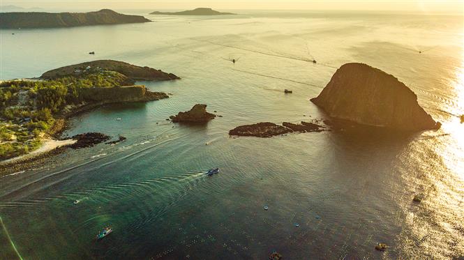 Golden dawn over Yen islet in An Hoa commune, Tuy An district, Phu Yen province (Photo: VNA)