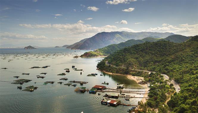 Vung Ro Bay is a natural boundary between two south central provinces of Phu Yen and Khanh Hoa. It is a small but beautiful bay in Hoa Xuan Nam Commune, Dong Hoa District, Phu Yen (Photo: VNA)