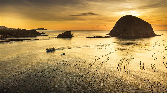 Golden dawn over Yen islet (Photo: VNA)