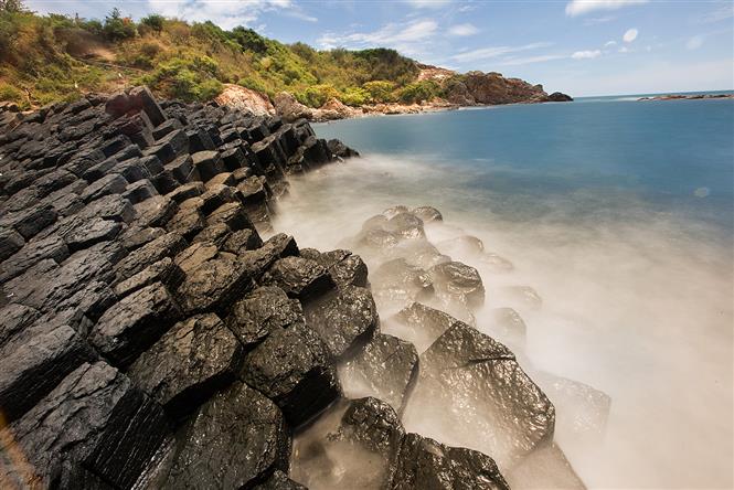 Ghenh Da Dia is the symbol of Phu Yen province. From afar, the rocky shore resembles a gigantic natural beehive because of its hexagonal rocks on the surface and tall columns (Photo: VNA)
