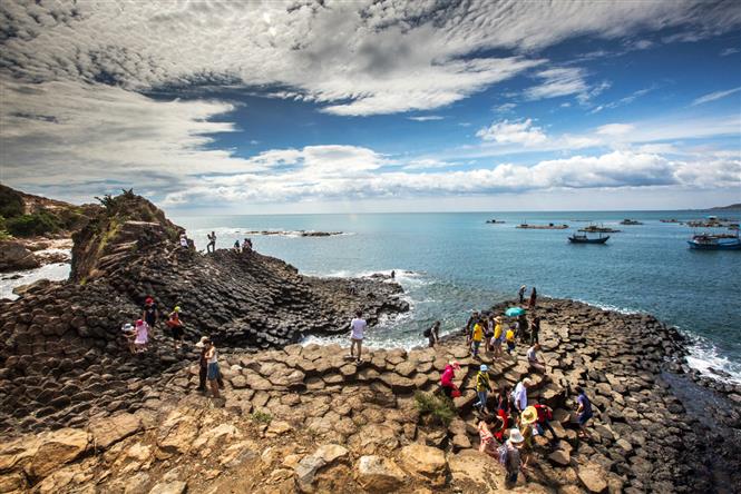 Ghenh Da Dia is one of the most popular destinations for visitors to Phu Yen province. Formed by volcanic eruptions from millions of years ago, the rocky shore of Ghenh Da Dia has unique shapes of round, hexagon, pentagon and polygon (Photo: VNA)