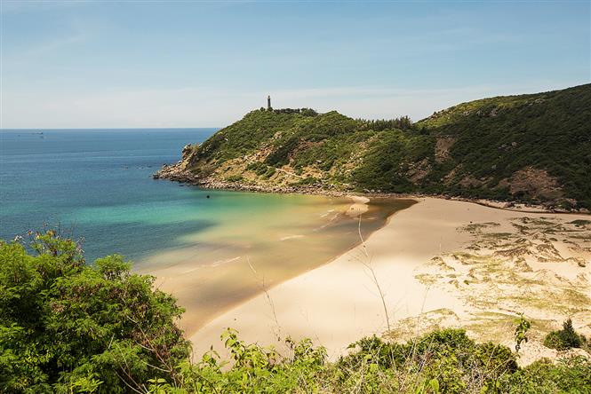 The lighthouse of Den cliff helps navigate maritime activities in Xuan Dai and Chao bays and is about 30km from Tuy Hoa city, Phu Yen province (Photo: VNA)