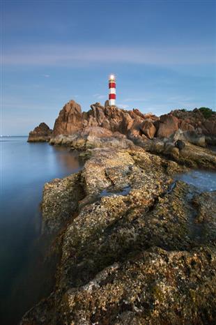 The lighthouse of Den cliff helps navigate maritime activities in Xuan Dai and Chao bays and is about 30km from Tuy Hoa city, Phu Yen province (Photo: VNA)