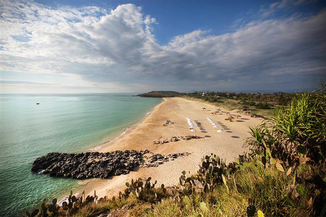 Bai Xep (Xep beach) is located in Quy Nhon, Phu Yen province, with soft yellow sand, turquoise-blue ocean and clear blue sky (Photo: VNA)