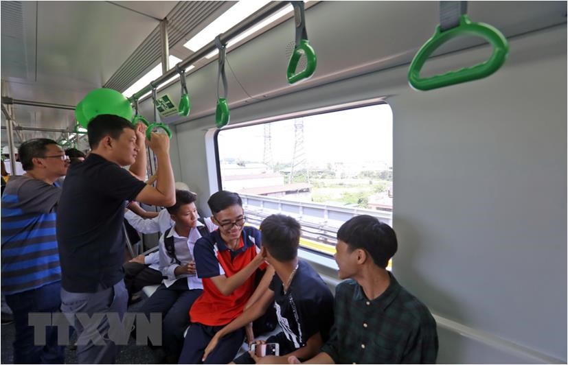 Hanoi residents look forward to seeing the railway line’s official operation (Photo: VNA)