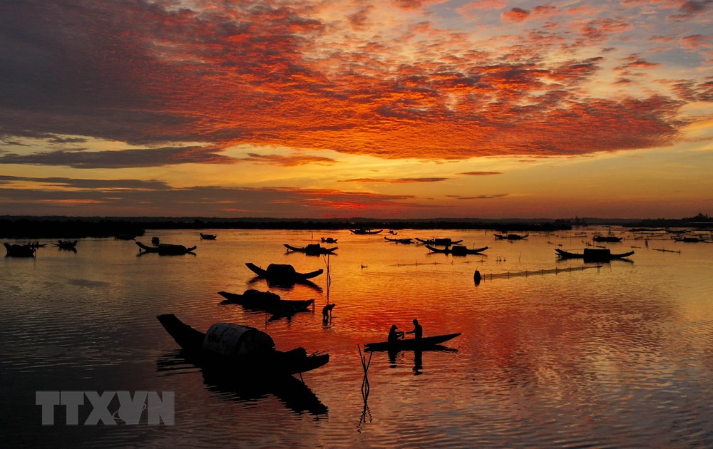 Quang Loi lagoon, part of Tam Giang lagoon system, at dawn (Photo: VNA)