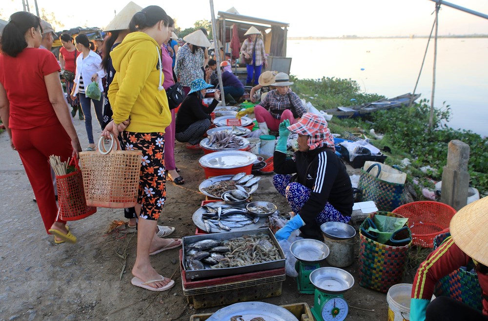 A fishing market on the bank of Tam Giang lagoon (Photo: VNA)