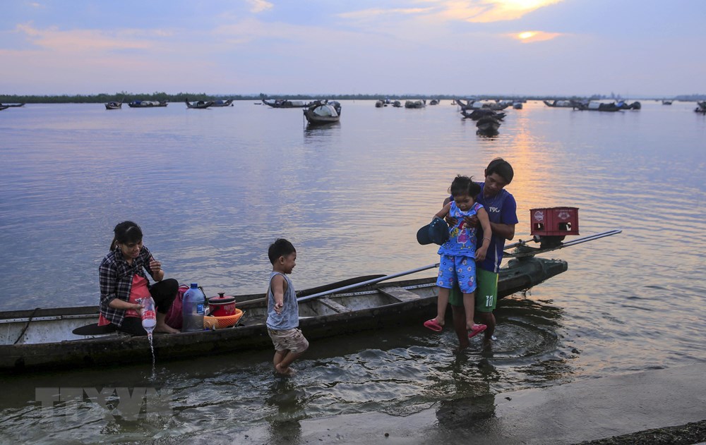 A fisherman family returns home after a fishing night on the lagoon (Photo: VNA)