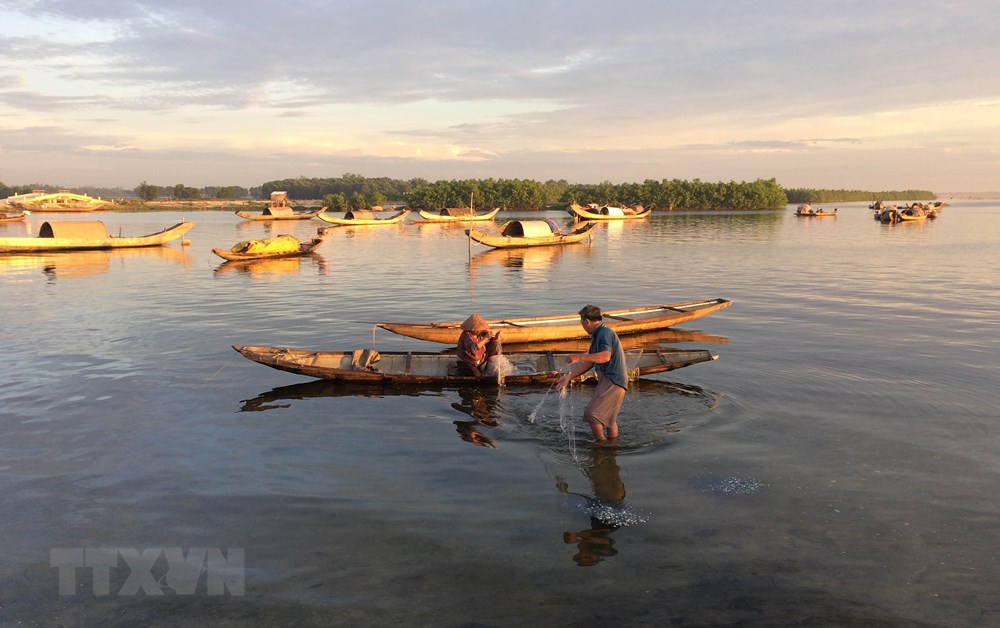 Fishermen catch fish on Tam Giang lagoon (Photo: VNA)