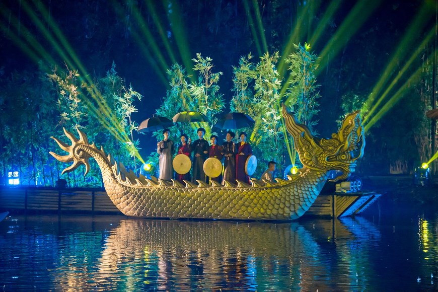 Last year, the show was recognised for using the largest water stage in Vietnam (4,300 square metres) and the most cast members who are farmers (150 people) in the Vietnam Guinness Book of Records (Photo: VNA)