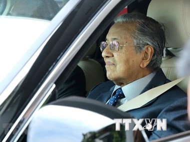 Malaysian PM test drives Vietnamese SUV