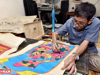 Last descendant making Hang Trong folk paintings