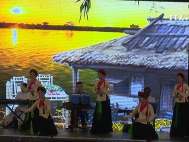 Quan ho folk art troupe makes performance tour in Europe