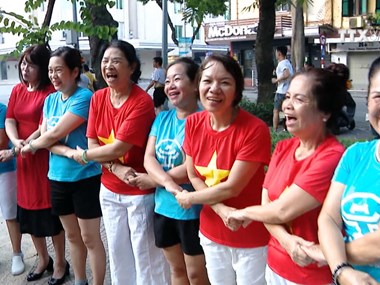 Laughing yoga helps improve health for practitioners