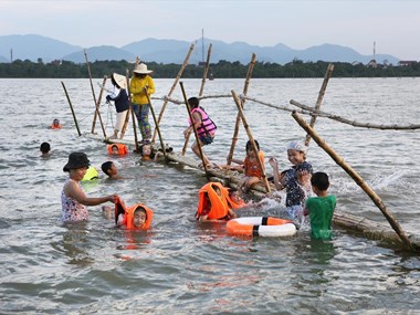 River turns swimming class