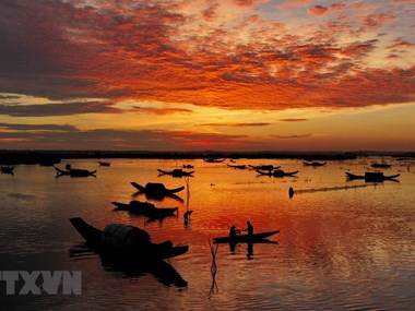 Tam Giang lagoon at dawn