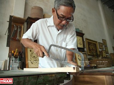 Artist shows Vietnamese spirit in marquetry pictures