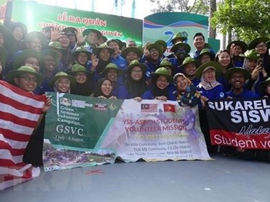 Malaysian students join volunteer campaign in HCM City