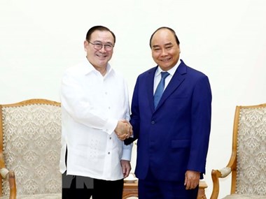 Prime Minister Nguyen Xuan Phuc hosts Philippine Foreign Minister