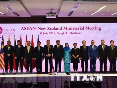 Vietnam active at multilateral, bilateral meetings within AMM-52