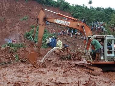 Family of three buried under landslides in Dak Nong province