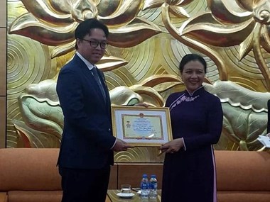 Friendship insignia presented to Cambodian Ambassador