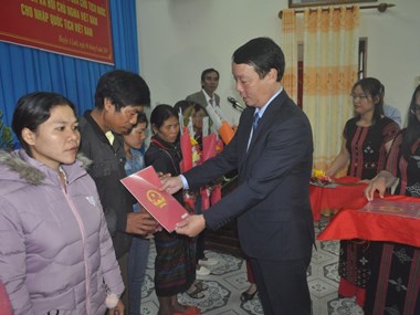 Thua Thien-Hue: Nine Laotians receive Vietnamese nationality