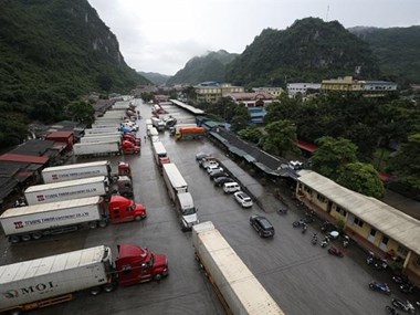 Imports stuck at border gates due to new Chinese rules