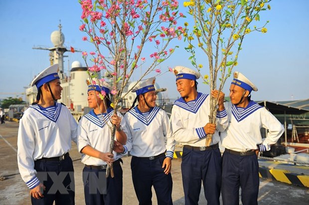 Warmth of Tet coming to staff on offshore platforms hinh anh 1