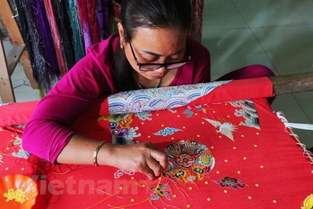 Dong Cuu - the only royal robe embroidering village in Hanoi hinh anh 1