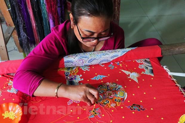 Dong Cuu - the only royal robe embroidering village in Hanoi hinh anh 1