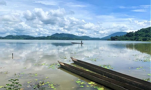 Dreamy lake amid Central Highlands forests hinh anh 1