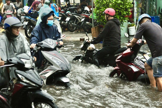 Heavy rain submerges streets in Ho Chi Minh City hinh anh 1