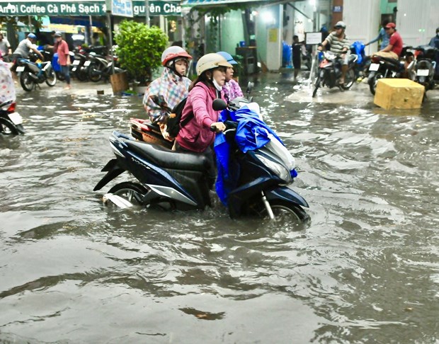 Heavy rain submerges streets in Ho Chi Minh City hinh anh 3