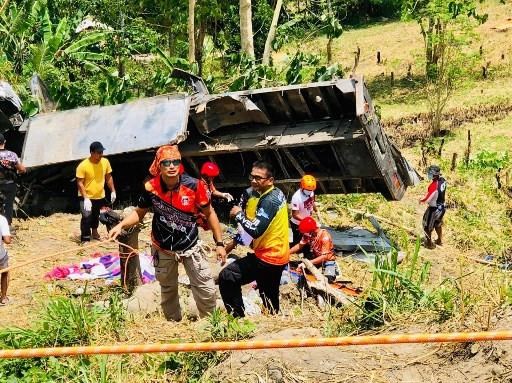 At least 15 die as truck plunges down ravine in Philippines