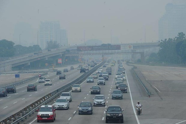 Malaysia closes hundreds of schools as haze hits unhealthy level hinh anh 1