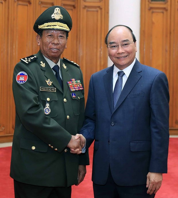 PM welcomes Cambodian, Lao defence ministers hinh anh 2