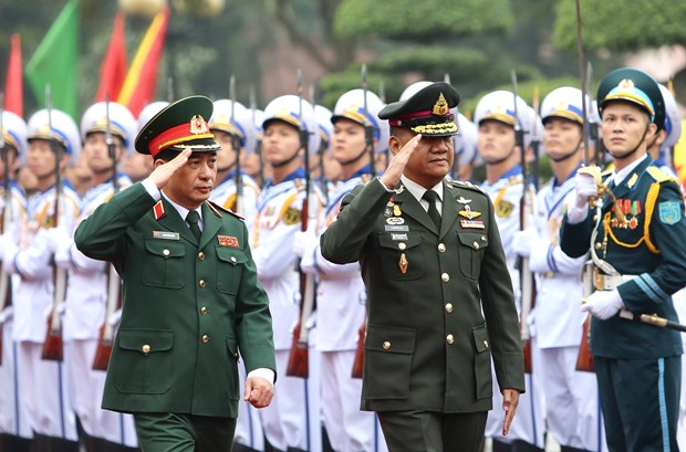 Chief of Thai Defence Forces pays official visit to Vietnam hinh anh 1