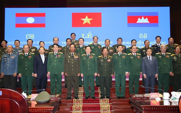 Vietnamese, Lao, Cambodian defence officials, units honoured hinh anh 1