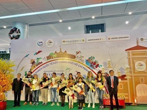 Vietnam Airlines greets first passengers in New Year hinh anh 1