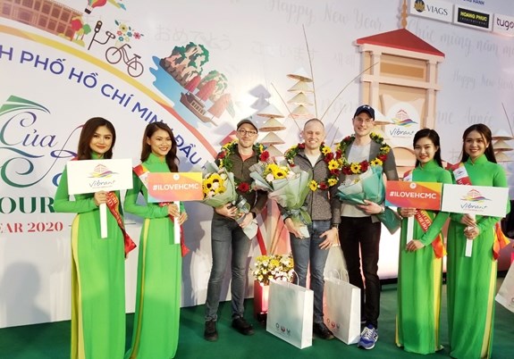 First foreign visitors of 2020 arrive in HCM City hinh anh 1