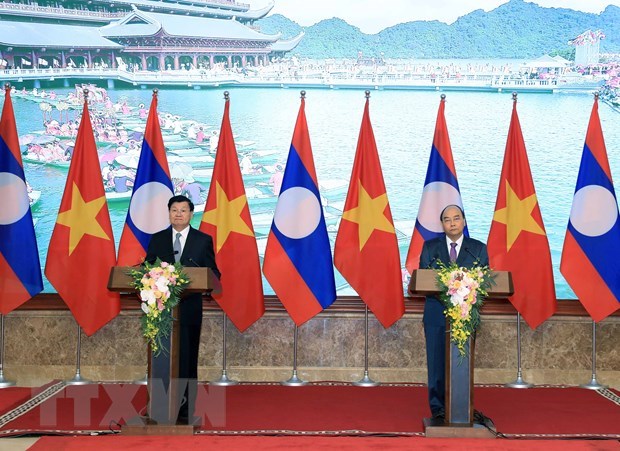 Vietnamese, Lao PMs: inter-gov’t committee meeting a success hinh anh 1