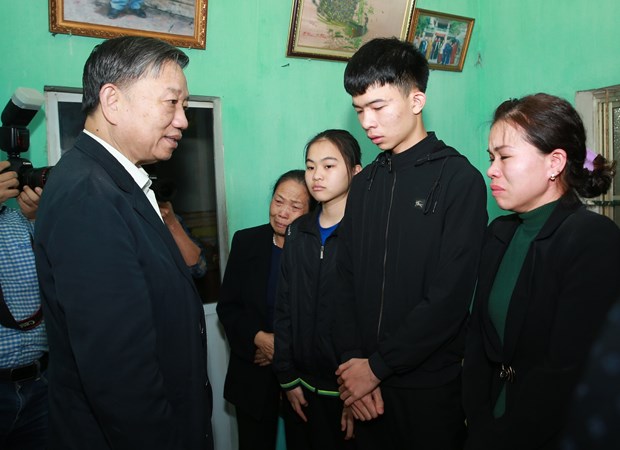 Minister visits families of police officers died in disturbance in Dong Tam