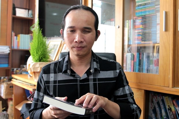 Blind musician releases inspirational book hinh anh 1