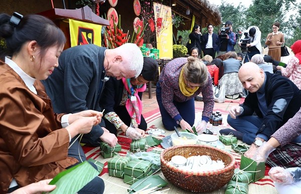 Foreign diplomatic corps explore Vietnamese traditional Tet
