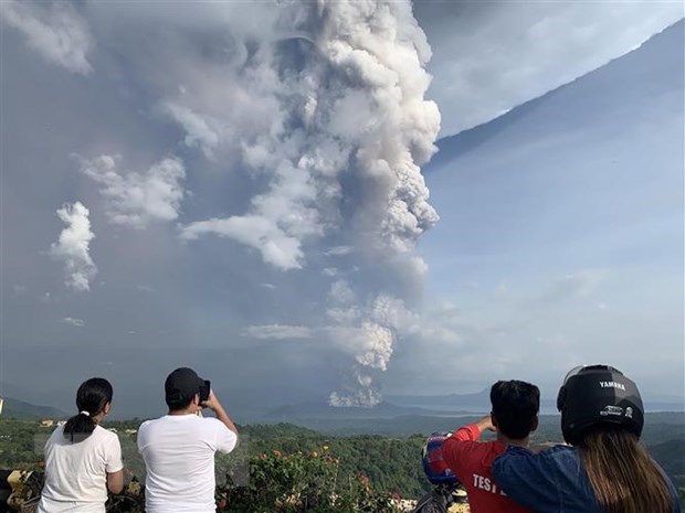 Philippines suspends Manila airport flights over fear of volcanic eruption