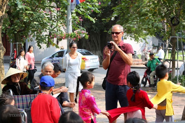 Hanoi falls behind many regional cities on foreign tourist attraction hinh anh 1