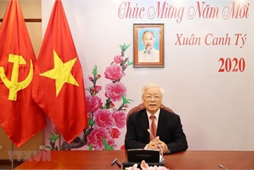 Vietnamese, Chinese top leaders hold phone talks