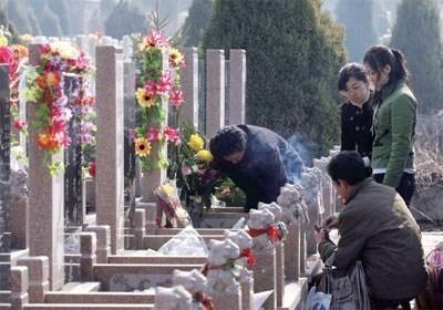 Vietnamese preserve tomb-sweeping tradition hinh anh 1